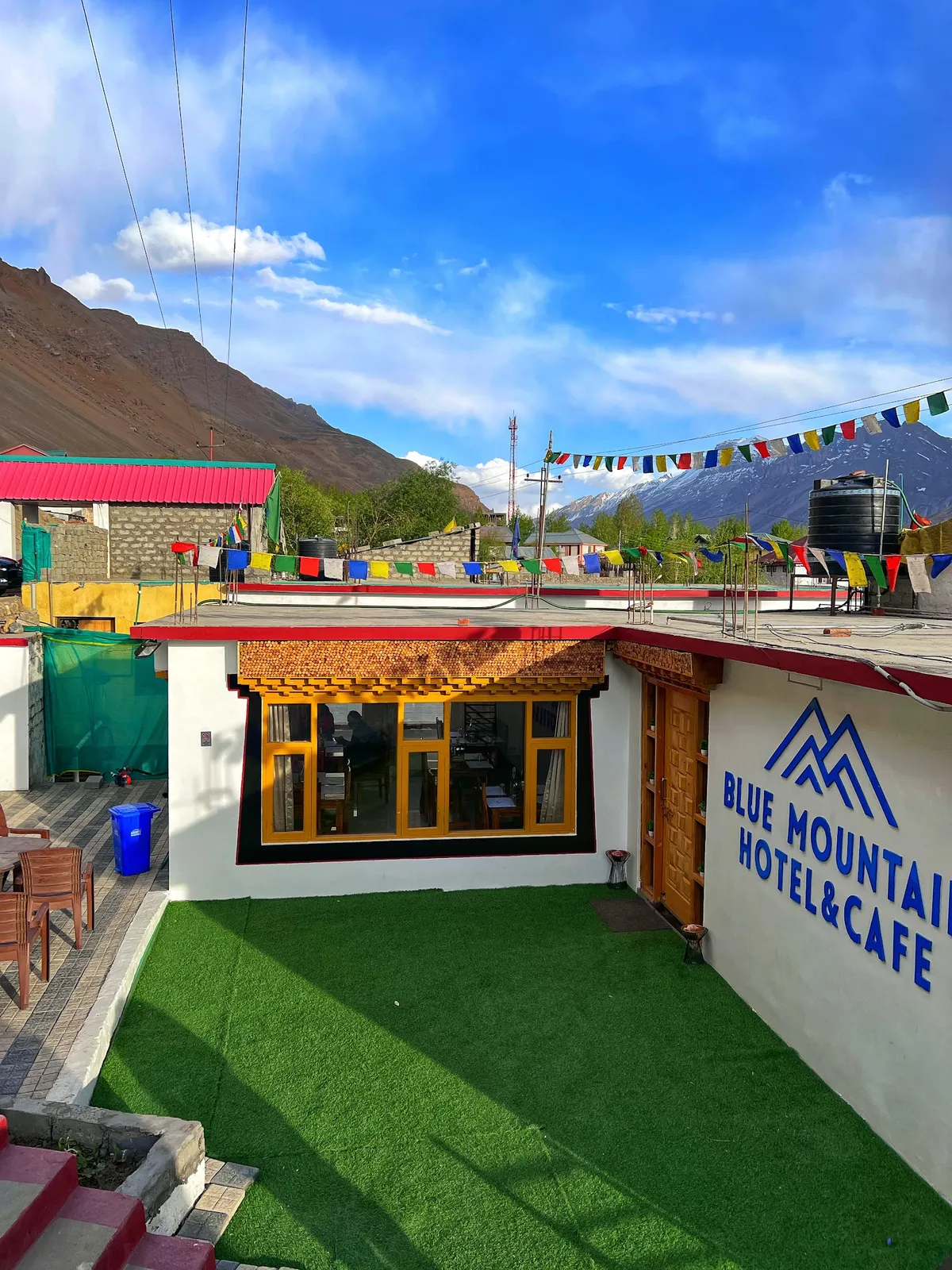 Blue Mountain Hotel & Cafe, Kaza