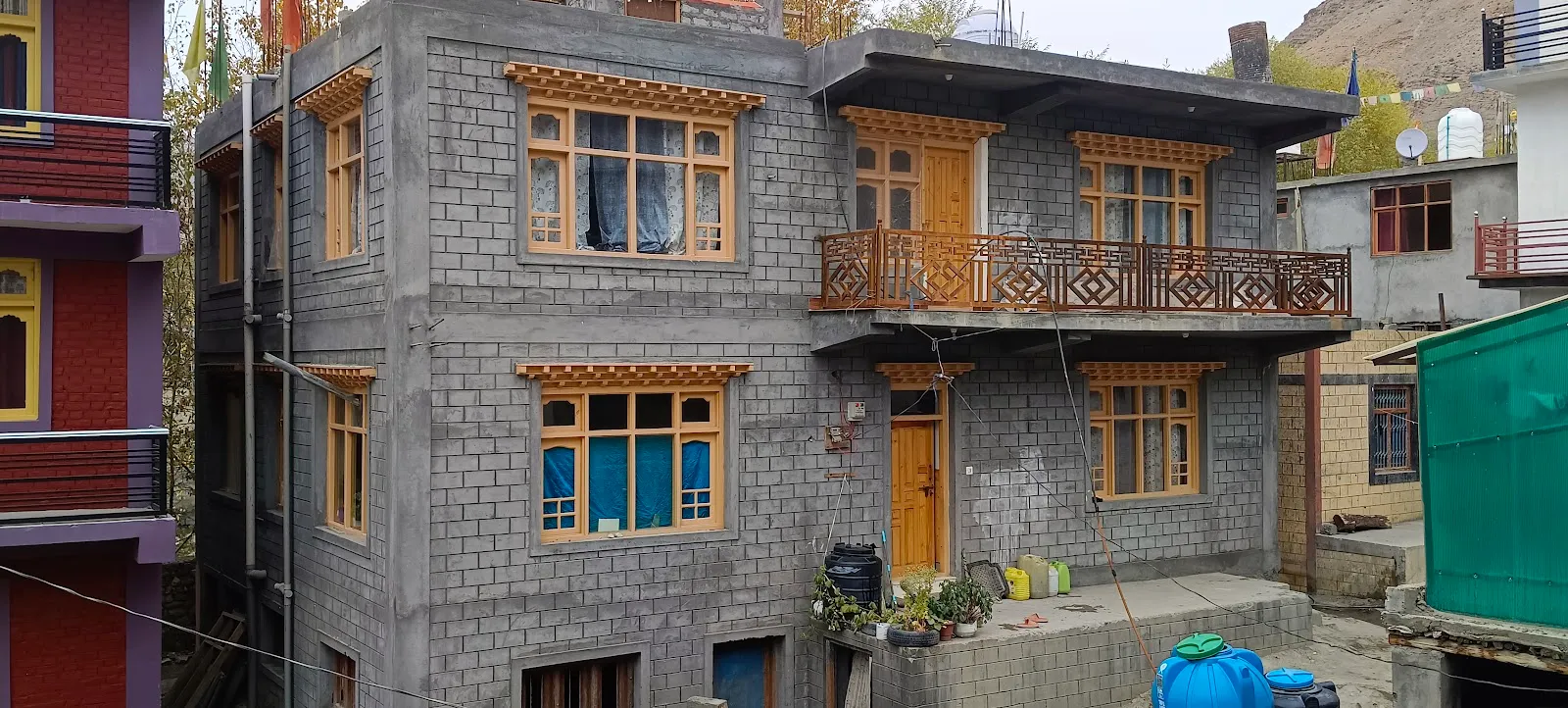 Deser Home Stay, Kaza